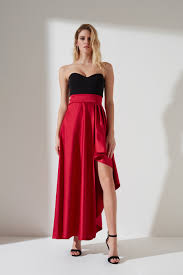 Gli abiti da sposa armani sono il sogno di tutte le donne del mondo, modelli scelti dalle star per le loro nozze e proposti spesso in forme molto originali. Abiti Da Cerimonia Kika