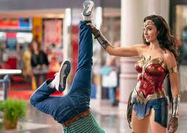 Gal gadot, chris pine, kristen wiig and others. Simak Penampilan Baru Diana Di Wonder Woman 1984 Greenscene