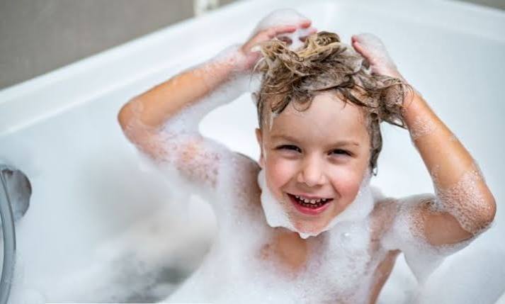 How often do babies and children need a bath? Dr Sam Hay explains when to wash | Kidspot