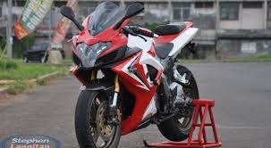 The engine is supposedly untouched while the modified 200. Check Out This Modified Bajaj Pulsar 220 From Indonesia Pulsar 220 Modified Pulsar Bike Design