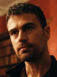 Eddie y sus miradas en Los Caballeros de Netflix