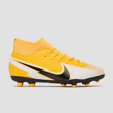 Voetbalschoenen van nike, adidas, puma en lotto bestel je bij aktiesport om optimaal te kunnen presteren, moet je op ieder veld over de juiste voetbalschoenen beschikken. Nike Mercurial Superfly 7 Club Df Mg Voetbalschoenen Oranje Wit Kinderen
