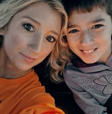 Looking for a recommendation for a new hair stylist . I don't need anything  extravagant! Basic women's hair cut . Maybe some highlights here and there  . Preferably someone that does later