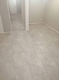 Neben laminat, parkett und fliesen gehören mittlerweile auch moderne bodenbeläge aus vinyl zu den beliebten materialien für fußböden. Vinyl Fliesenoptik Kuche Caseconrad Com