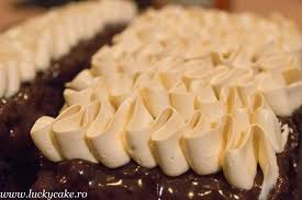 Reteta butercream(crema de unt) 80 gr unt moale 120 gr zahar pudra o lingurita esenta de vanilie 20 ml lapte rece receta buttercream(crema de mantequilla: Crema De Unt Cu Bezea Elvetiana Sau Swiss Meringue Buttercream Lucky Cake Recipe Swiss Meringue Buttercream Food And Drink Gingerbread Recipe