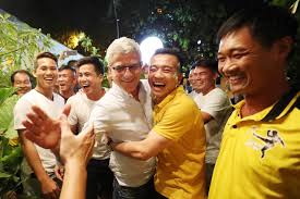 Ông đưa ngón tay lên ngang mắt, chấm. Hlv Calisto Há»™i Ngá»™ Tháº¿ Há»‡ Vo Ä'á»‹ch Aff Cup 2008