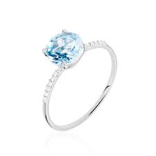 Intégralement en or gris, la bague alliance peut être identique à une alliance or homme ou se mélanger avec plusieurs metaux precieux comme une bague or rose et une bague or jaune. Bague Noella Or Blanc Topaze Et Diamant B3dfbtb316f Marc Orian Bijouterie En Ligne