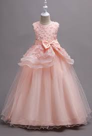 Carrefour des ceremonies, le spécialiste de la vente de vêtements cortege pour tous les styles et tous les budgets, vous propose une jolie robe de ceremonie coloris blanc, adaptée pour cortège, mariage et communion. Robe De Soiree Fille Enfant Pas Chere Pour Mariage Bapteme Ou Autres Ceremonies