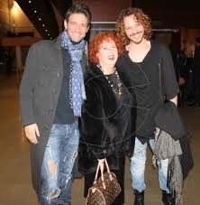 Ιωσηφ ιωσηφιδησ χρηστοσ κοροβιλασ στεφανοσ μαρκακησ σακησ σιουτησ ημερεσ και ωρεσ παραστασεων : As Erxosoyn Gia Ligo Kosmos Kai Ntoynias Sthn Epishmh Premiera Toy Mixalh Soygioyl Cosmopoliti Com Xristina Polith