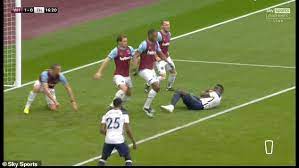West ham's tomas soucek went down after a nasty looking clash of heads against spurs this afternoon, and you can immediately see that he's not in a good way at all: West Ham Supporters Praise Tomas Soucek For Carrying On After Nasty Head Clash Against Tottenham Aktuelle Boulevard Nachrichten Und Fotogalerien Zu Stars Sternchen
