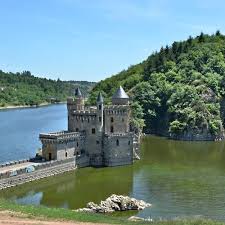Chateau De La Roche St Priest France Avec Images Chateau France Les Chateaux De France Voyage En France