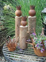 Das basteln von gartendeko macht spaß und ist mit naturmaterialien auch günstig. Tolle Gartendeko K Nig Auf Baumstamm Holz Eisen Rost 2 Gr En Eisendeko In Garten Terrasse In 2020 Front Garden Design Garden Whimsy Garden Figures Sculpture
