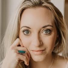 Ashley Pigg's Instagram, Twitter & Facebook