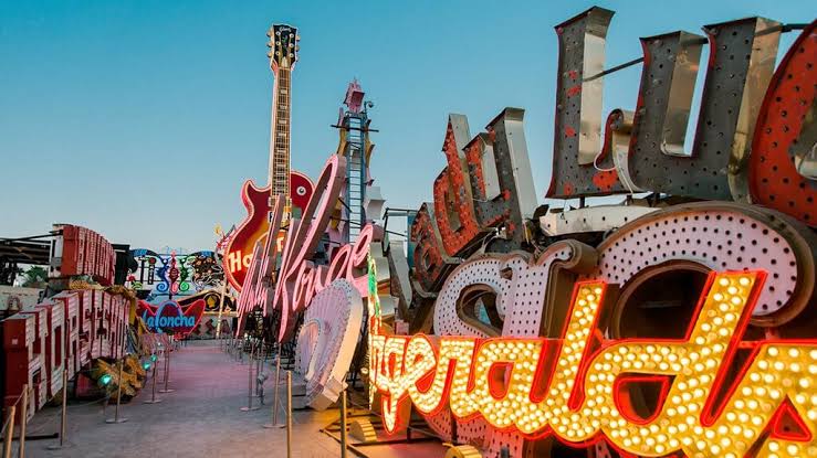 Le Neon Museum : plongez dans l'histoire lumineuse de Vegas. Circuit Evasion Forever