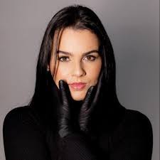 Anna Siqueira's Instagram, Twitter & Facebook