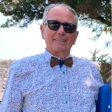 Ce majestueux flambotant à Cayenne illumine de rouge le Cirque de Mafate.  Chaque année à la même époque je vais l'admirer😊