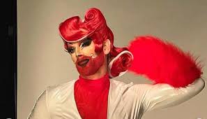 In het programma is het aan een jury om te raden welke mannen er schuilgaan onder de drag queen. Barry Atsma Wint Dragqueenshow Make Up Your Mind Weekend Online
