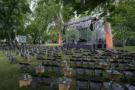 Spannendes stück, sehr gute schauspieler und eine wunderschöne, für das stück perfekte atmosphäre im park mit großen bäumen drumherum. Open Air Georg Hoanzl Und Michael Niavarani Eroffnen Theater Im Park Landstrasse