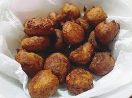 Kupas pisang, potong kecil2 untuk memastikan gak ada biji nya. Resepi Jemput Jemput Pisang Cerita Ceriti Ceritu Mamapipie