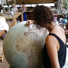 Un Des Derniers Endroits Ou L On Fabrique Des Globes A La Main Art Globe Globe Terrestre Globe