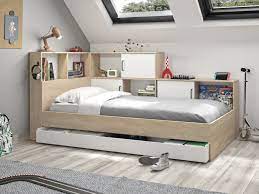 Zwischen die matratze und den lattenrost empfiehlt es sich einen schutz zu legen, der staub und schmutz von der ebenfalls unerlässlich sind in einem doppelbett mit zwei einzelnen matratzen verbindende matratzenkeile. Bett Mit Stauraum Armand 90 X 200 Cm Eichefarben Weiss Mit Lattenrost Matratze