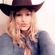 Stephanie Hornsby's Instagram, Twitter & Facebook