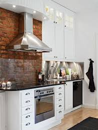 White Kitchen With Exposed Bricks Via Alla Bilder Kitchen Backsplash Inspiration Kitchen Backsplash Designs Stylish Kitchen