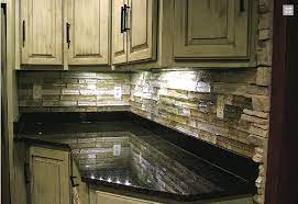 The white quartz countertop gives the kitchen a soft texture. Beautiful Color Combo Black Granite Tumbled Stone Light Cabinets Kitchen Backsplash Inspiration Kitchen Backsplash Wall Tiles Design