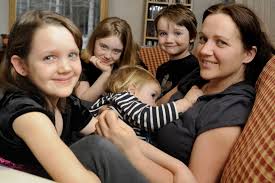 Le bébé veut le lait maternel, les seins sont plein de laits=>pourquoi torturer le bébé ? Boire Au Sein A 6 Ans La Presse