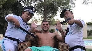 Only featuring 10 times for the atletico b side, the marseille born full back joined. Theo Hernandez Feiert Geburtstag Mit Kleinwuchsigen Polizisten Goal Com