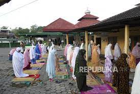 Gambar idul fitri akan terlihat lebih menarik daripada hanya mengirim ucapannya saja, geng. Takbir Keliling Ditiadakan Panduan Shalat Idul Fitri 1422 H Republika Online