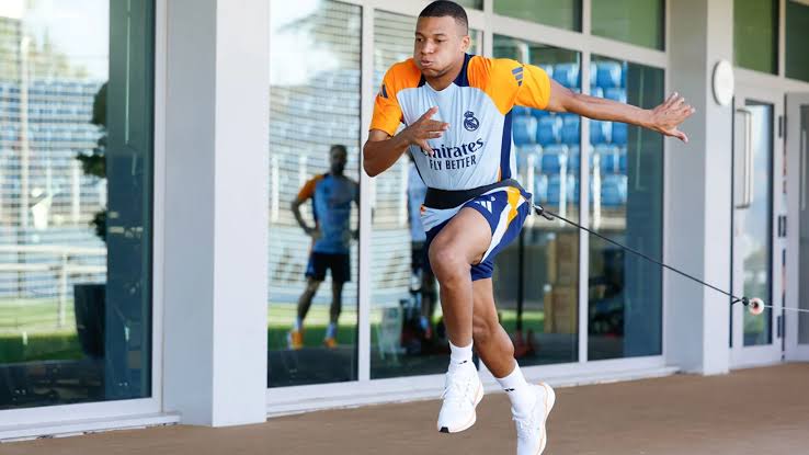 Mbappé vuelve fresco y hecho un toro
