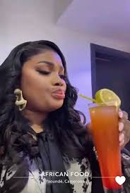 Une femme qui valorise la restauration au Cameroun 🇨🇲. Emy Dany Bassong  décide ce matin comme d'habitude de prendre son dîner dans son restaurant  de Yaoundé en compagnie de ses enfants 🥰🥰