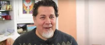 Judío ateo y anticristiano, fue al grupo carismático de sus hijas porque  volvían «enfervorizadas»