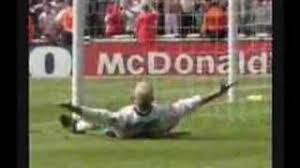Wembley acogió el clásico británico y paul gascoigne (qué pena de hombre, un cerebro de 6 años en un cuerpo de 30, dijo uno de sus sufridos entrenadores) hizo un gol fabuloso: Gazza Dentist Chair The Full Story Behind Paul Gascoigne S Euro 96 Goal Celebration From England Vs Scotland