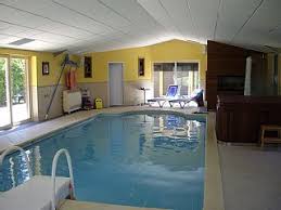 Gite Pour 6 Personnes Avec Piscine Couverte Et Chauffee Lons Le Saunier Homelidays Piscine Couverte Piscine Gite