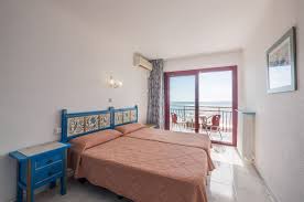 You can walk into town in 10 minutes or less. Hotel Checkin Garbi Calella Check Jugendreisen