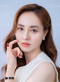 Sắc vóc vợ NSND Công Lý sau khi nâng mũi lần hai