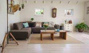 Hiasan dinding buatan sendiri bisa menjadi pilihan dekorasi ruang tamu minimalis, tentunya kalau kamu bisa membuatnya sendiri. 10 Tips Hiasan Ruang Tamu Yang Mudah Supaya Nampak Cantik Elegan