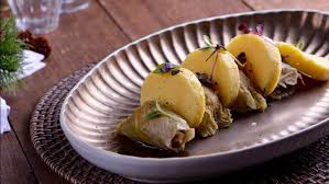 Son las más indicadas para poner como aperitivo o picoteo en cualquier evento culinario. Sarmale Con Mamaliga Sergio Fernandez Receta Canal Cocina Platos De Carne Gastronomia Espanola Mejores Recetas