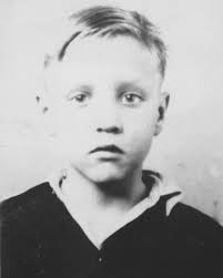 Elvis aaron presley was born on january 8, 1935 in east tupelo, mississippi, to gladys presley (née gladys love smith) and vernon presley (vernon elvis presley). 9xujebjkd 7a3m