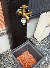 庭の立水栓を簡単おしゃれにdiyする方法 枕木風カバーにアンティーク風蛇口のつけ方 蛇口の長さが届かない 延長する仕方と水漏れ対策 雪見日和 庭 水栓 立水栓 diy