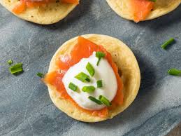 Blinis Au Saumon Fume Et Vinaigrette Au Miel Recette Blinis Saumon Recette Blinis Saumon Fume