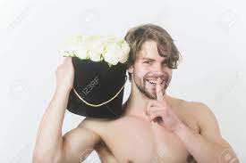 Frauentag. Happy Mann Mit Bart Oder Sexy, Muskulösen Macho, Athlet, Mit  Nackten Brust Lächelnd Mit Stille Finger Geste Und Frische Rosen, Blumen,  In Schwarzen Geschenk-Box Auf Weiße Wand. Überraschung Und Urlaub  Lizenzfreie
