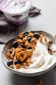 Tigelas De Cafe Da Manha Com Iogurte Grego 5 Maneiras Video Grego Iogurte Maneiras T Healthy Yogurt Breakfast Yogurt Breakfast Bowl Yogurt Breakfast
