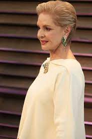 28 Elegant Hairstyles For Women Above 50 To Try In 2020 Womens Hairstyles Cool Hairstyles Hair Styles