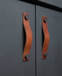 Leather Cupboard Door Handles Thor Available In Three Colours 2020 Goruntuler Ile Rustik Mobilya Kulp Ahsap Ev Dekorasyonu