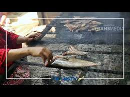 Ikan salai/lais•pucuk labu•kacang panjang•jagung frozen•serai geprek•telunjuk laos geprek•daun jeruk purut•santan instan. Ikon Kuliner Gulai Ikan Salai Selais Semalam Khas Riau Youtube