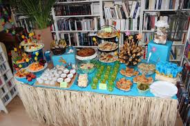 Le Buffet Aloha Pour La Soiree Hawaienne Bleu De La Mer Plats Exotiques Bar A Fruits Dessert Coco Coquillages Et Crustaces Bu Sweet 16 Sweet Painting