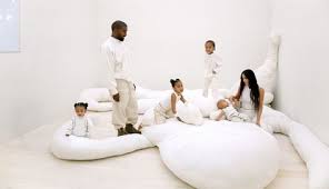 La Famille West Sur Une œuvre D Isabel Rower C Jackie Nickerson En 2020 Pierre Jeanneret Kanye West
